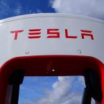 Tesla впервые заканчивает год в плюсе