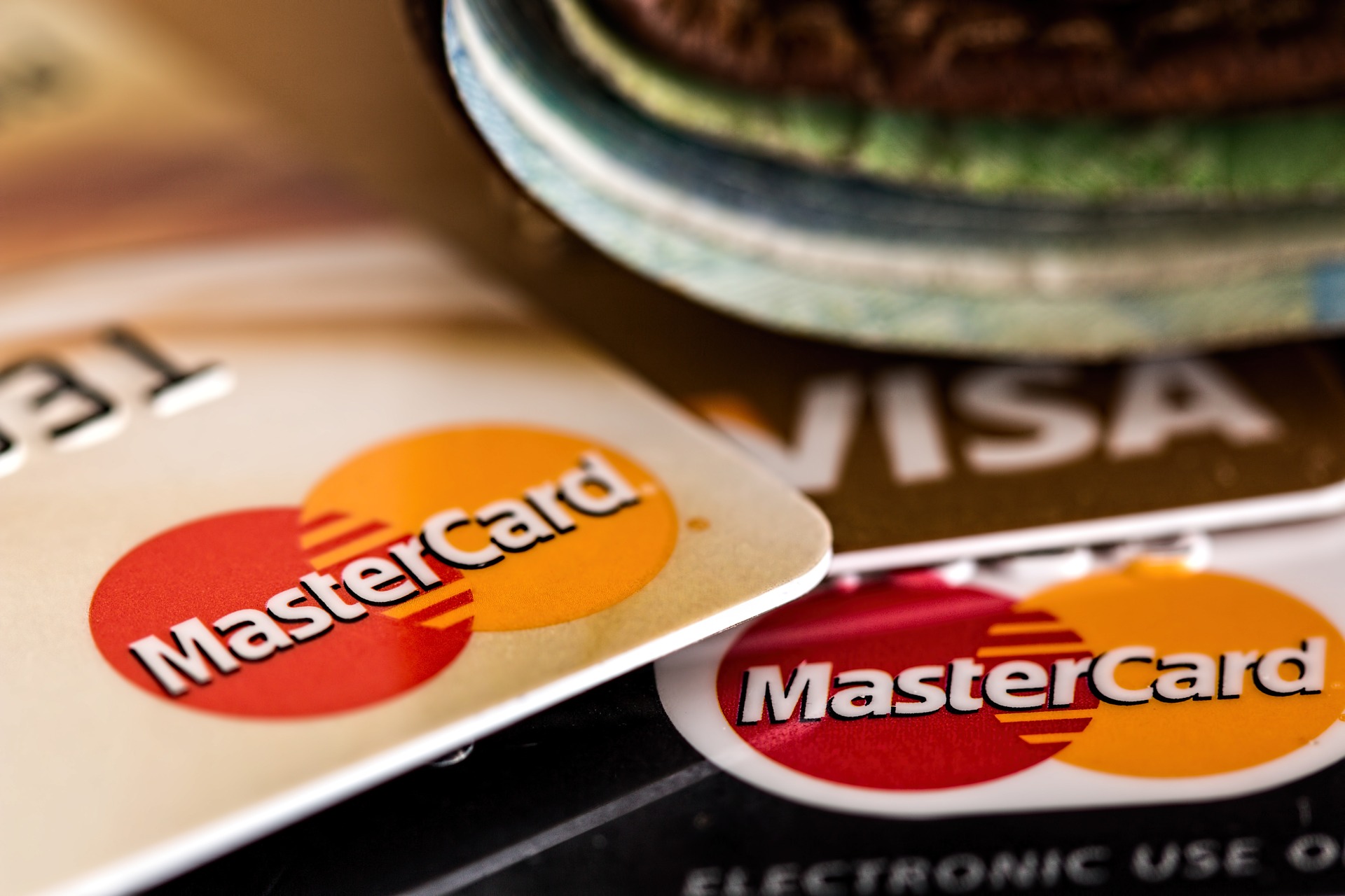 Mastercard отключает несколько банков из РФ: что это значит?