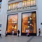 Президент Louis Vuitton возглавил список богатейших людей мира