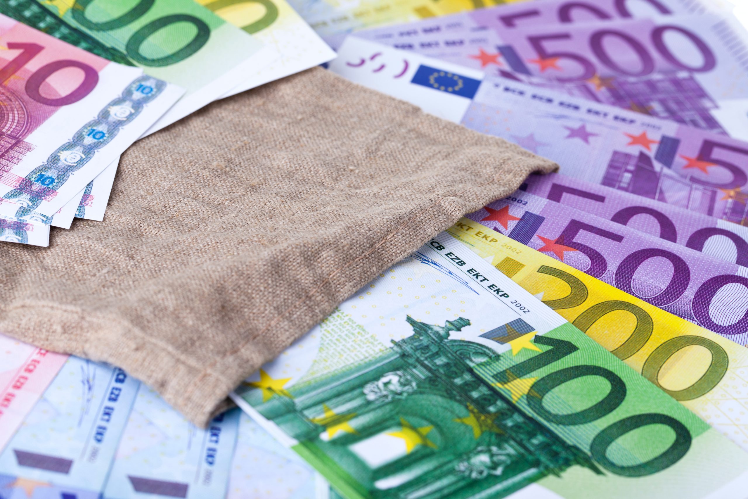 Евро по 76 рублей впервые с 2020 года: что стало причиной?