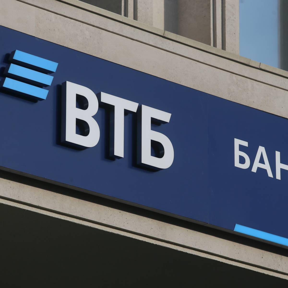 Первые банки отключают от SWIFT: что нужно знать гражданам РФ