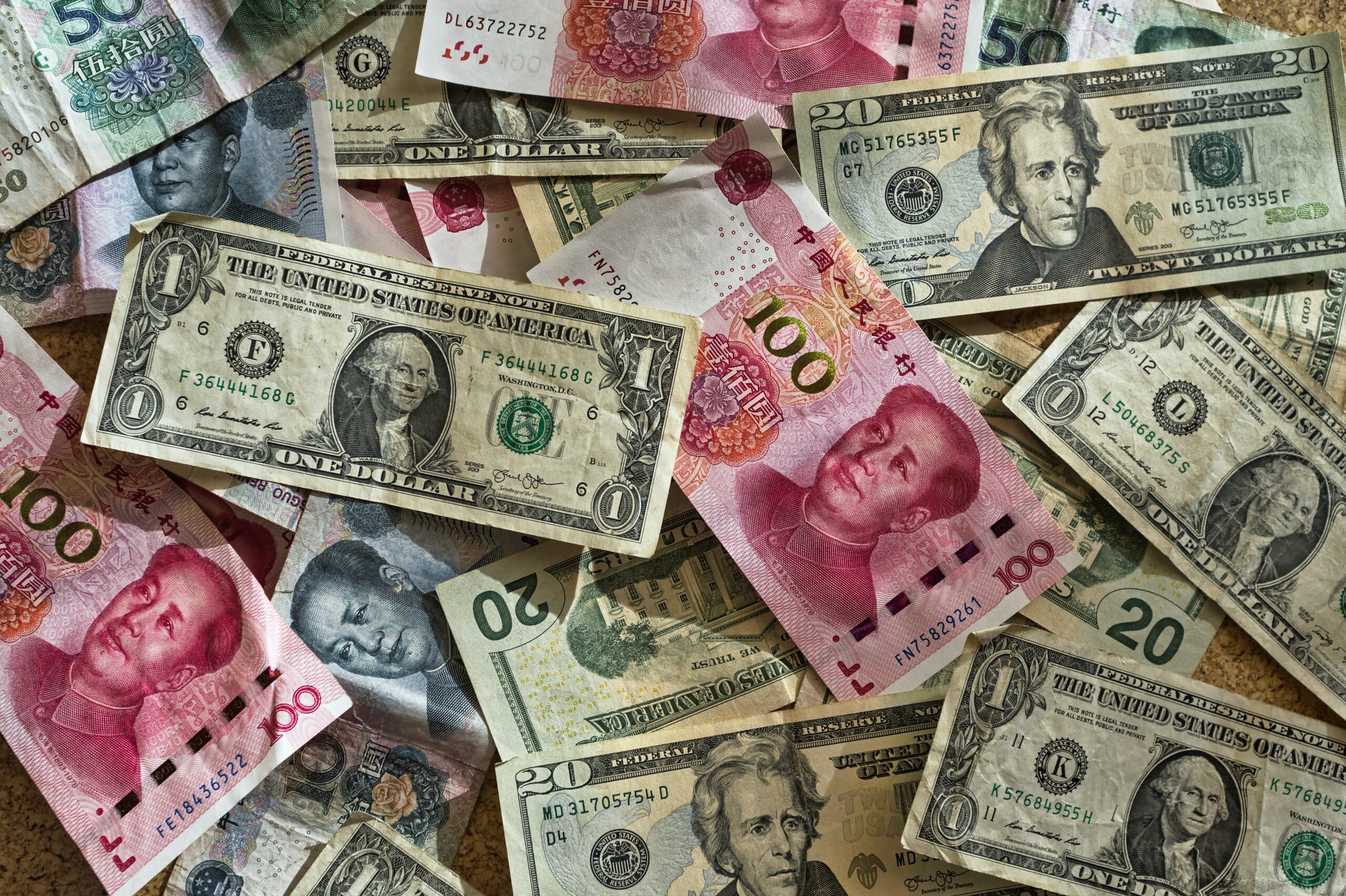 Торги юанем превысили торги долларом на Мосбирже