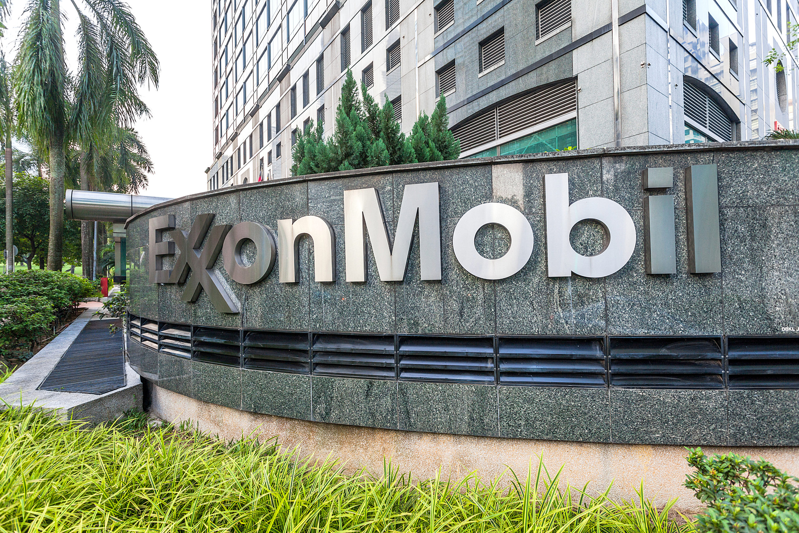 Shell и Exxon продают совместное предприятие
