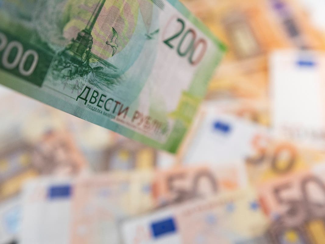 Антонов: Укрепление евро к рублю связано с падением доллара