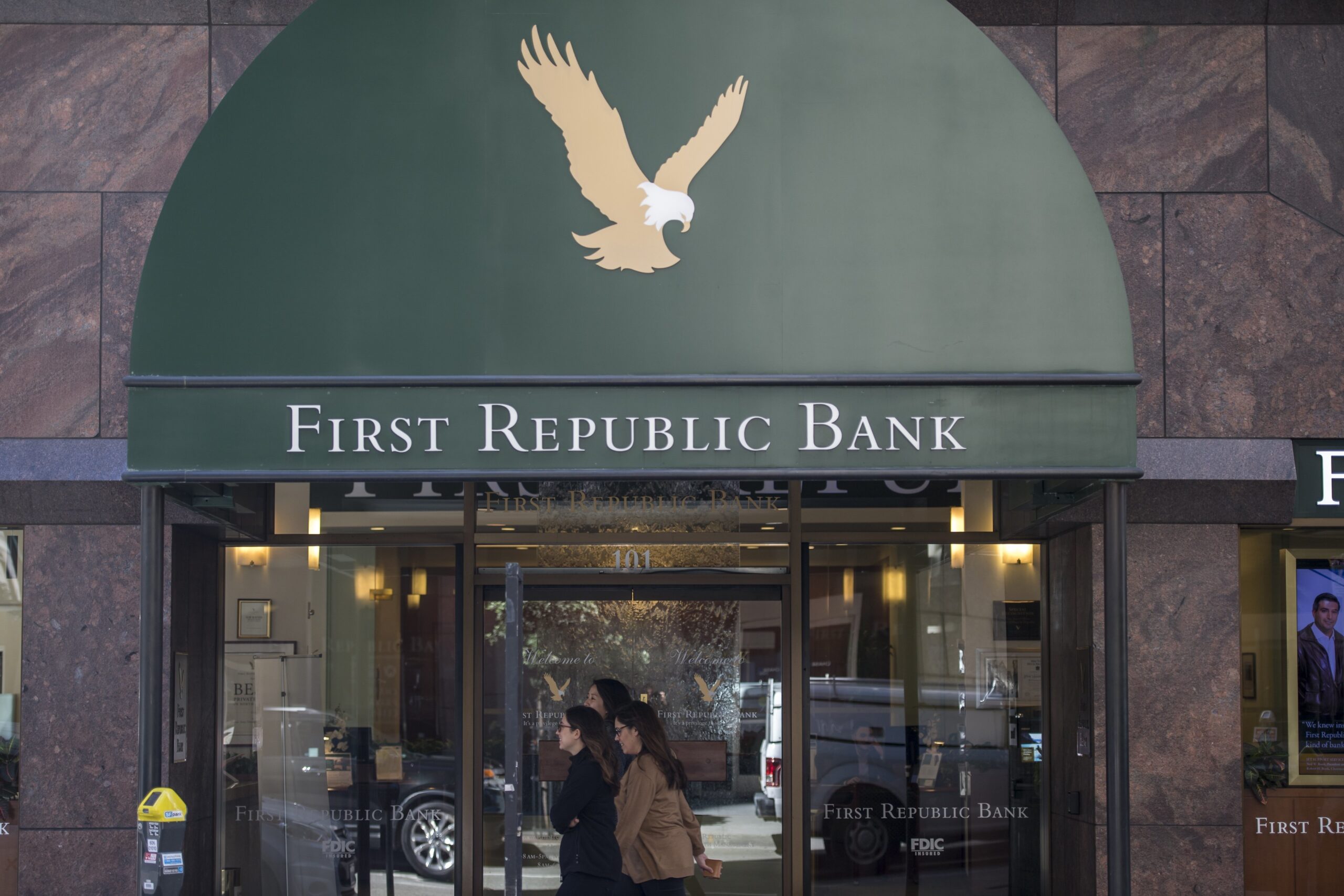 Forbes: Акции First Republic снизились на 30%