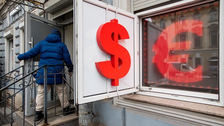 Мосбиржа: Доллар — 83 рубля, евро — 91
