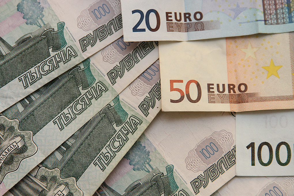 Мосбиржа: Евро выше 102 рублей