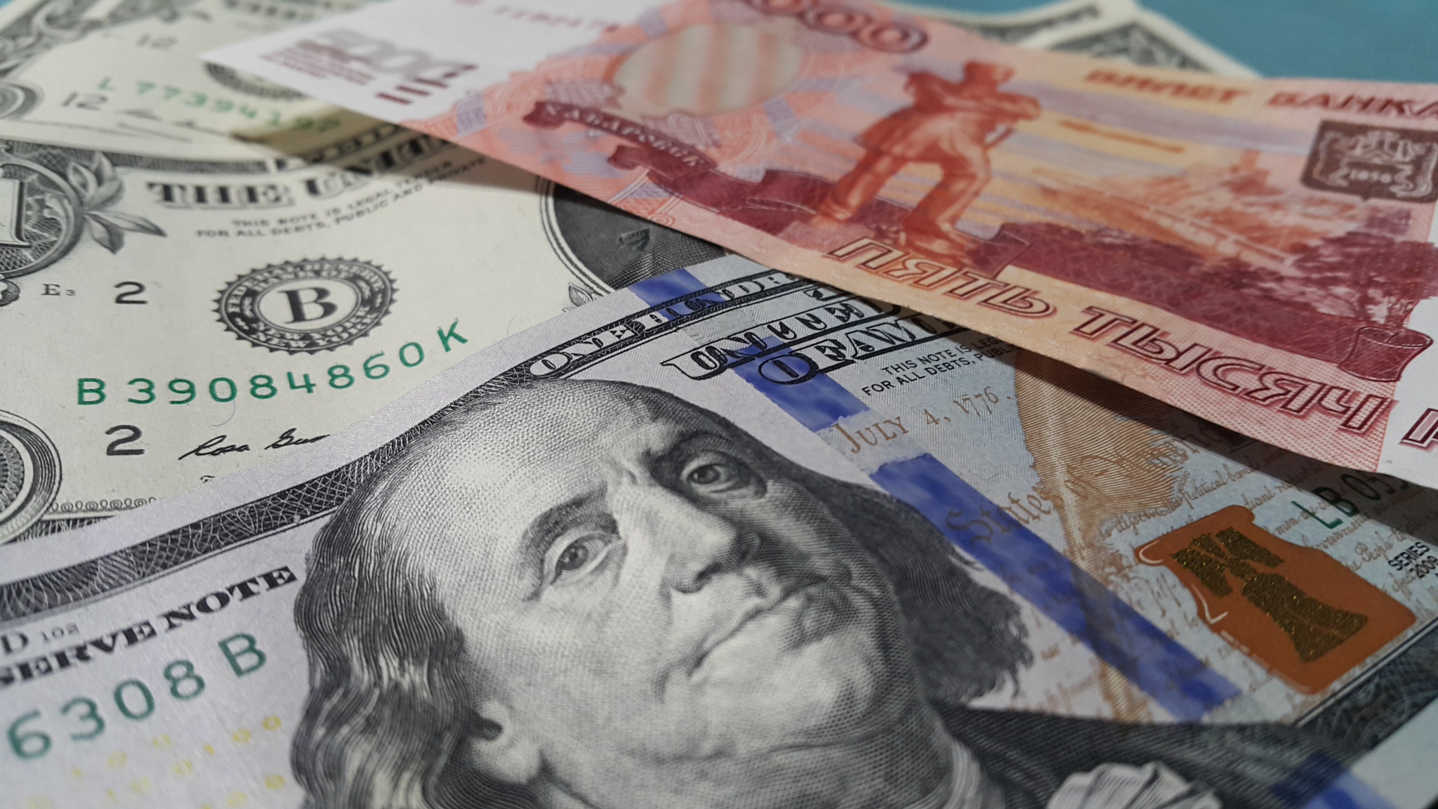 Мосбиржа: Доллар прошел уровень 100 рублей