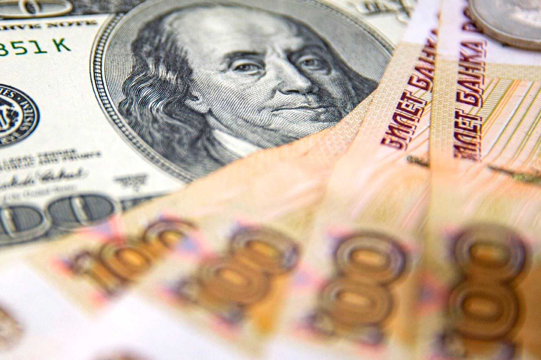 Известия: Доллар будет по 105 к концу октября