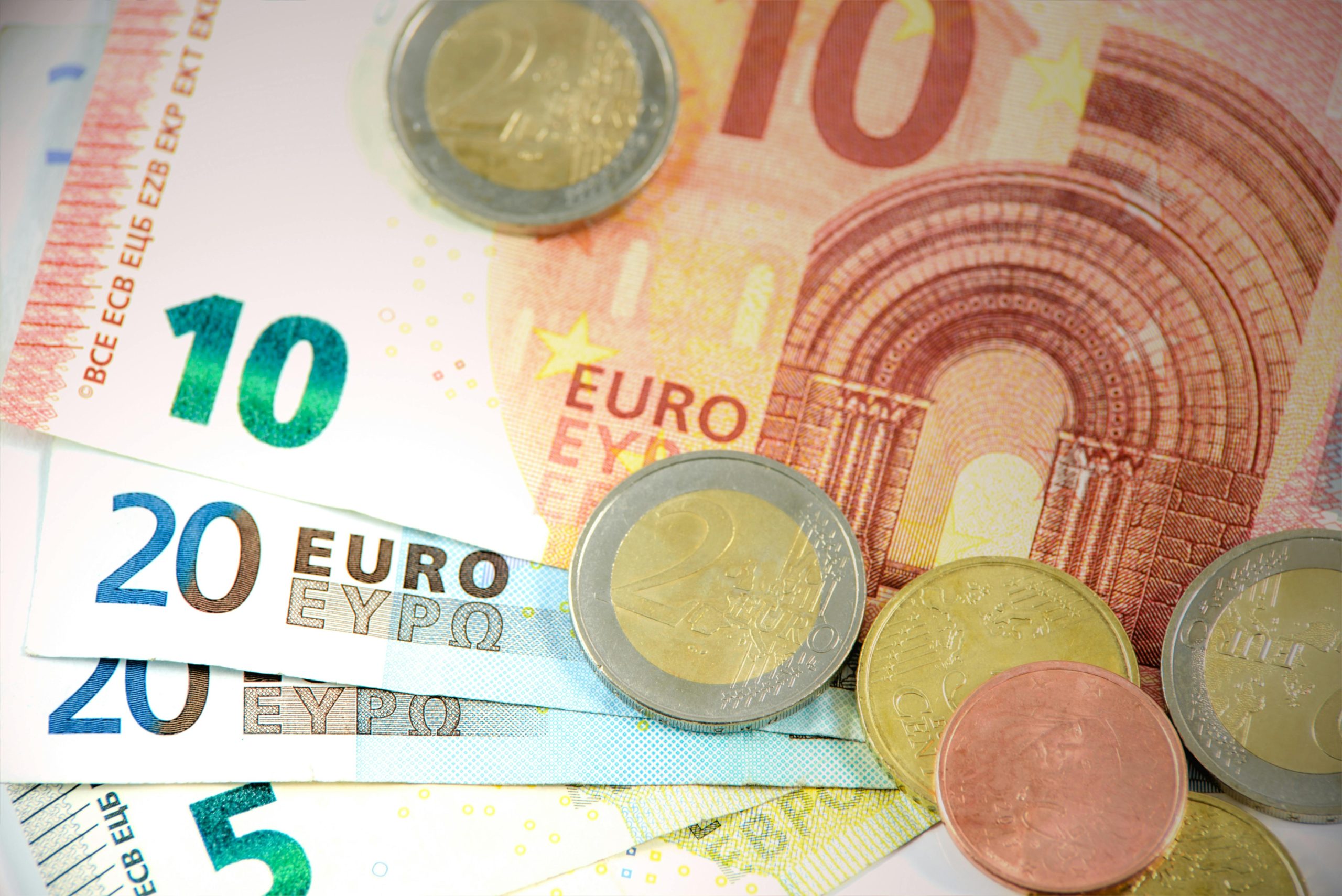 Рыночные колебания: Макрон взбудоражил евро и французскую биржу своим заявлением о выборах