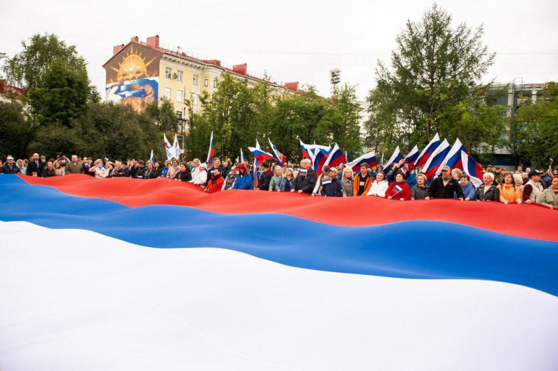 Гигантский триколор появится на берегу Баренцева моря в День флага