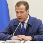 Медведев призвал к правильному распределению трудовых ресурсов для решения миграционной проблемы