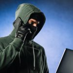 Мошенники выдают себя за курьеров и требуют код из SMS